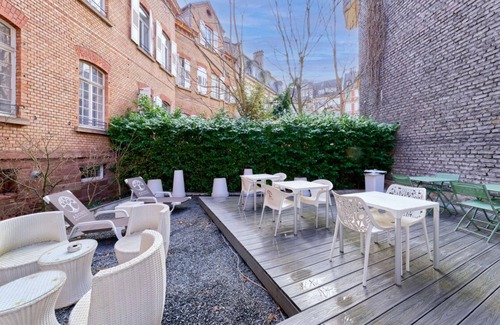 Contades Hotel | Make Your Trip More Enjoyable! Near Place du Marché Gayot! Pets are Allowed!