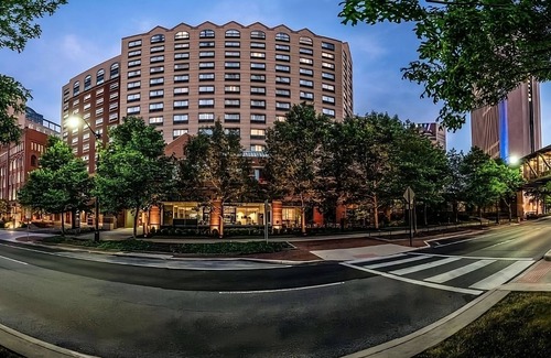 Downtown Columbus Hotel | Making The Best Memories Along The Way! Close to Kelton House Museum and Garden!