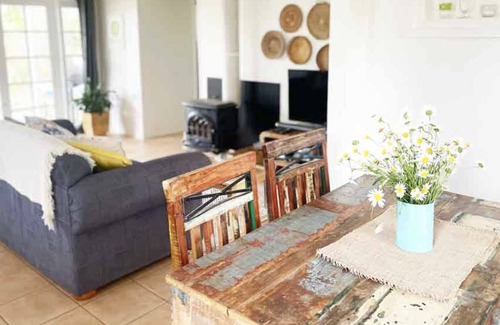 Maleny Cottage | Maleny Cottage - A Tranquil Stay Within Walking Distance to Town