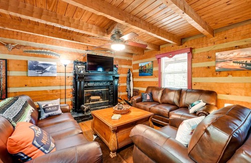Mammoth Cave House | Mammoth Cave Cabin with Fire Pit - 3 Mi to Lake!