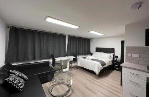 Broadheath Apartment | Man Studio - StereoShower FreeParking 5min-Metro