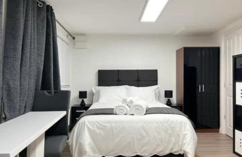 Broadheath Apartment | Man Studio - StereoShower FreeParking 5min-Metro