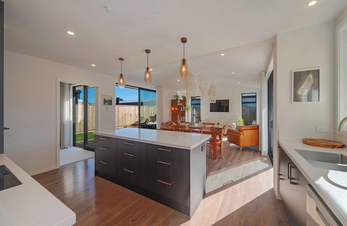 Mapua House | Mana Nalu - Mapua Holiday Home with Heated Pool And Just Steps From Mapua Wharf