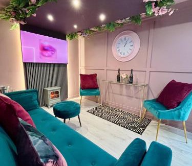 Manchester City Centre Apartment | Manchester's ONLY themed slumber party suite for 8 with makeup room