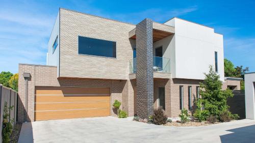 Echuca House | Mandel on High - Echuca Holiday Homes