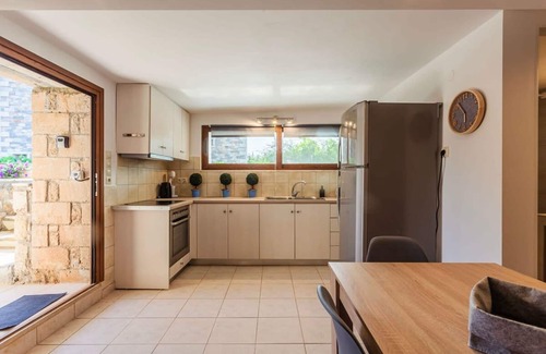 Riglia House | Mani s Aura Seaside-enchanting Stone Gem