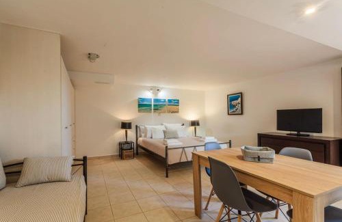 Riglia House | Mani's Aura Seaside-Enchanting Stone Gem