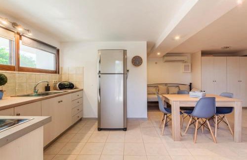 Riglia House | Mani's Aura Seaside-Enchanting Stone Gem