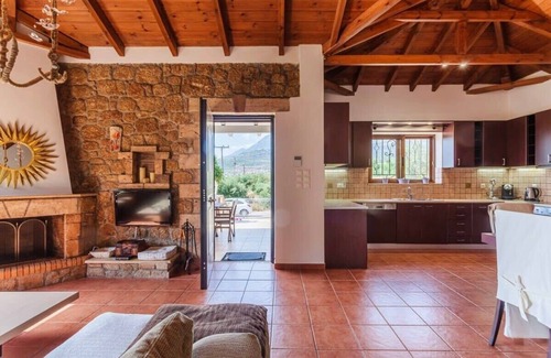 Riglia Apartment | Mani's Aura Seaside-Spacious Summer Retreat