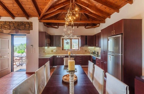 Riglia Apartment | Mani's Aura Seaside-Spacious Summer Retreat