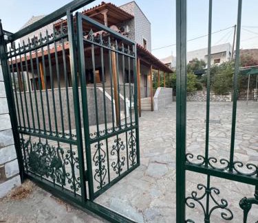 Alika House | Mani Spot in Almiro