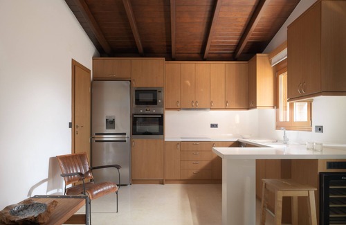 Linoperamata Villa | Manificus Suite V, with Heated Pool Just for Two