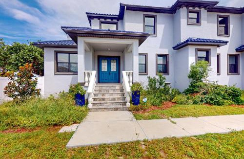 Apollo Beach House | Manila Palm Manor