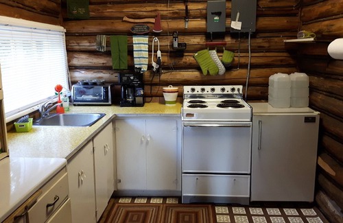 Manitoulin District Cottage | MANITOULIN ISLAND- Rustic Log Cabin located in Elizabeth Bay- Family Friendly