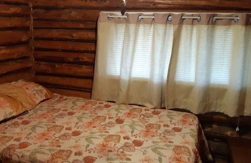 Manitoulin District Cottage | MANITOULIN ISLAND- Rustic Log Cabin located in Elizabeth Bay- Family Friendly