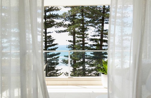 Manly Apartment | Manly Luxe is as close to Manly Beach as you can possibly be without sleeping on the sand itself!