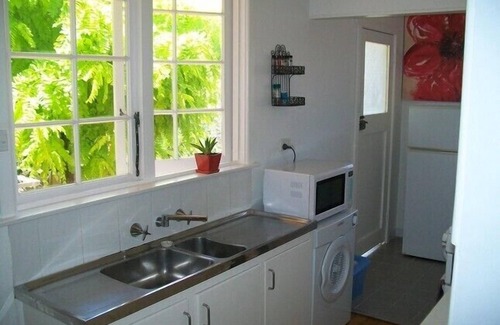 Manly Vale House | Manly Sunshine Cottage - quiet family retreat