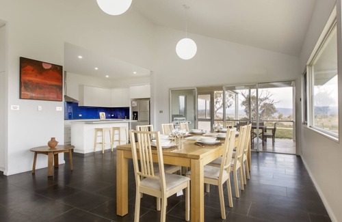 Jindabyne House | Manna Tree Farm - Modern 3BR House on 100 Acres l Mountain Views l WiFi l BBQ l Wo
