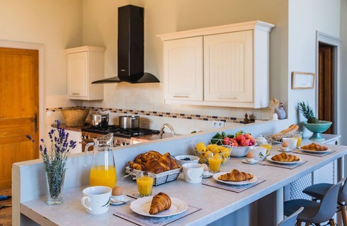 Saint-Meme-les-Carrieres Villa | Manor house in the heart of the vineyards