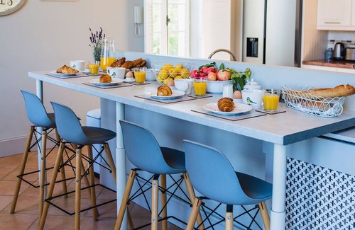 Saint-Meme-les-Carrieres Villa | Manor house in the heart of the vineyards