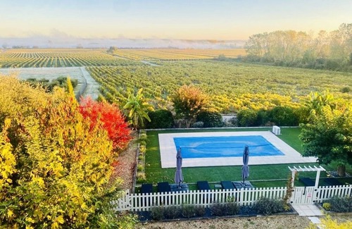 Saint-Meme-les-Carrieres Villa | Manor house in the heart of the vineyards