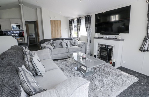 Wemyss Bay Cottage | MANOR HEIGHTS LODGE, pet friendly, with a garden in Wemyss Bay