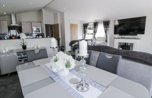 Wemyss Bay Cottage | MANOR HEIGHTS LODGE, pet friendly, with a garden in Wemyss Bay