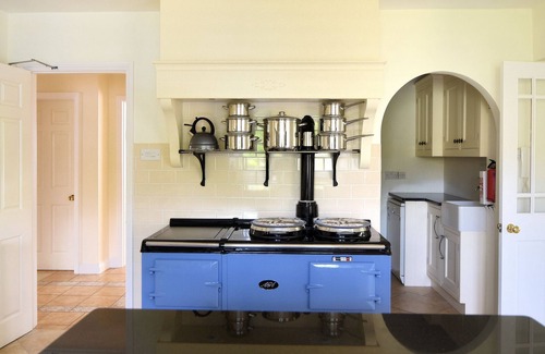 Burton Bradstock House | MANOR LODGE, family friendly, with open fire in Burton Bradstock