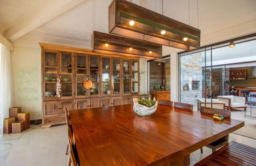 Village da Ferradura Villa | Mansão Imponente com Seis Suítes a 1min das Areias Praia da Ferradura Por Luxury Rentals