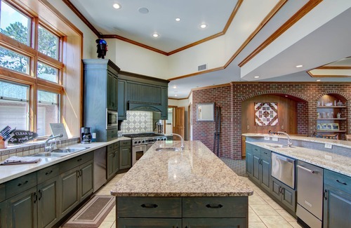 Tainter Lake House | Mansion on Lake Tainter. Sleeps 20-28 guests. Jacuzzi tub,private en-suite rooms