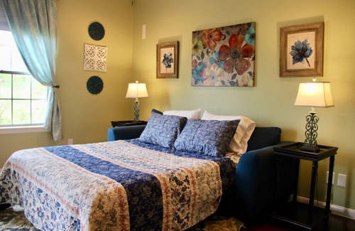 Tomball Bed & Breakfast | Maple Creek Bed & Breakfast-Whole House/Pool, 5+ acres, Wedding Venues Nearby
