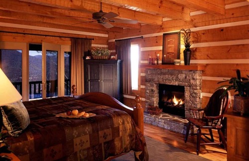 Waynesville House | Maple Leaf Lodge in Gated Smoky Mountain Retreat Community