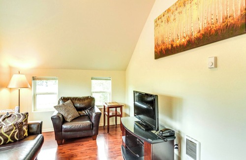 West Central Apartment | Maple Leaf Manor Suites - 3 Bedroom Apartment queen with Balcony