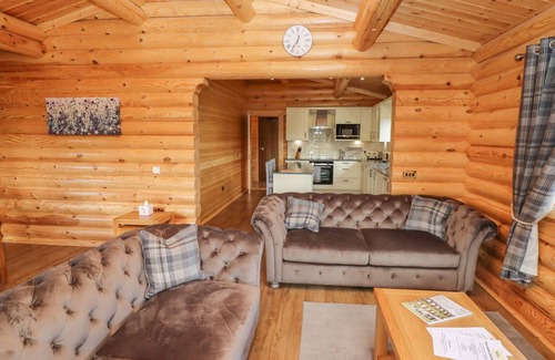Castle Bytham Cottage | MAPLE LODGE, family friendly, with pool in Greetham, Rutland