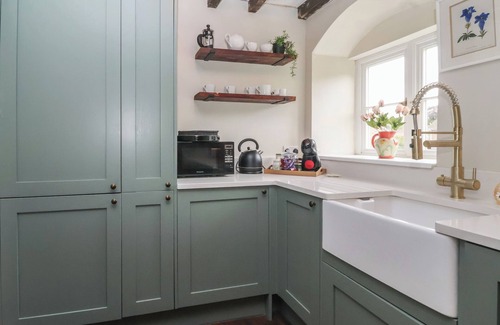 Knaresborough Cottage | MAPLE TREE COTTAGE, pet friendly, with a garden in Knaresborough