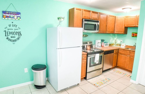 Madeira Beach Apartment | MARGARITAVILLE ACROSS THE STREET FROM BEACH ACCESS