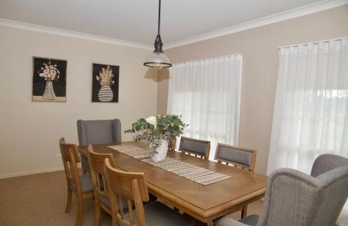 Little Hartley House | Marigold Cottage, A Blue Mountains Oasis- Spacious, Views & Kangaroos