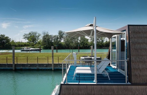 Lignano Sabbiadoro Boat Rental | Marina Azzurra Resort Houseboat Lagoon für 6 Personen