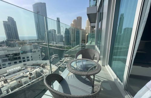 Jebel Ali Apartment | Marina Gem: Chic & Comfy, Balcony, 10min to Beach
