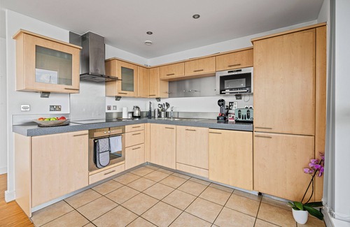 Docklands Apartment | MARINA VIEW HAVEN- Stylish 2-Bedroom Retreat Near Excel London.