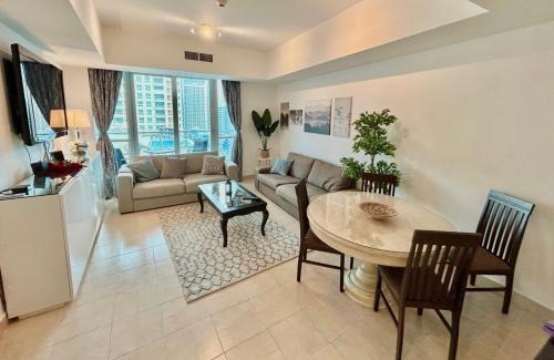 Dubai Marina Apartment | Marina view with Pool, Gym, Tennis Court, 5 mins to Beach