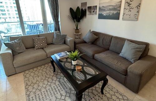 Dubai Marina Apartment | Marina view with Pool, Gym, Tennis Court, 5 mins to Beach