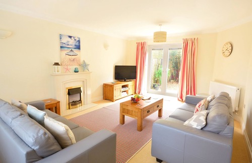 Weymouth Cottage | MARINER'S REST, pet friendly, with a garden in Weymouth
