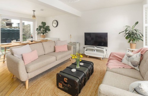 Laxey Cottage | Mariners House - a holiday cottage that sleeps 6 guests in 3 bedrooms