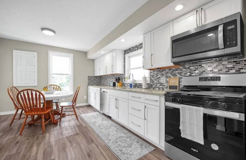 Laurelville House | Marjie’s Retreat with Hot Tub and Swimming Pool