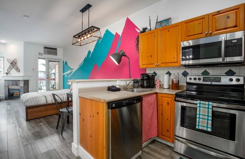 Village North Apartment | Market Pavilion #326 `Après`