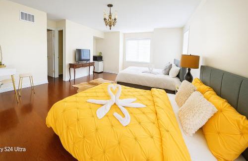Markham House | Markham luxurious Private King Master bedroom