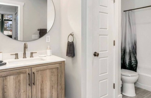 Mars Hill Apartment | Mars Hill U/Asheville Modern condo @ Historic bldg