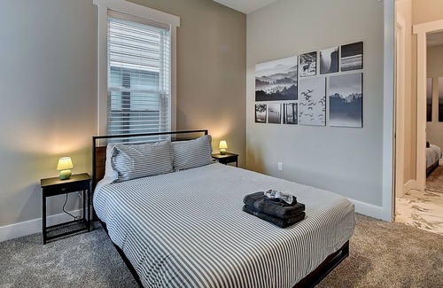 Holy Cross House | Marvelous Marlowe | Skyline Views! Pet Friendly, 3 bed / 2.5 bath