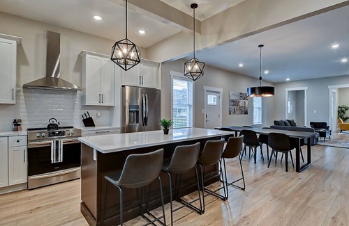Holy Cross House | Marvelous Marlowe | Skyline Views! Pet Friendly, 3 bed / 2.5 bath